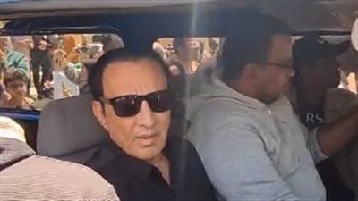 طارق علام يرافق جثمان سليمان عيد في سيارة الموتى استعدادًا للدفن