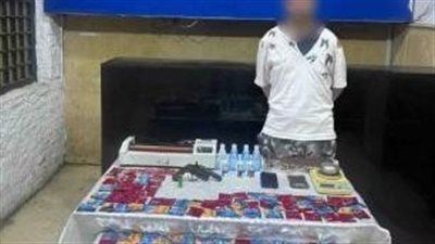استروكس وماكينة تغليف.. سقوط المتهم بجلب المواد المخدرة للإتجار بها في قبضة الأمن 