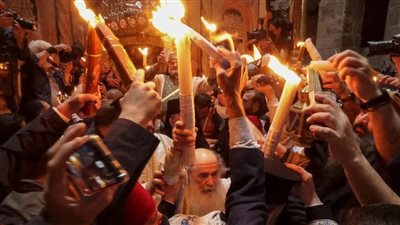 نار لا تحرق.. قصة ظهور النور المقدس من قبر المسيح بأورشليم عشية عيد القيامة المجيد