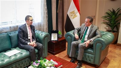 وزيرا الصحة والاستثمار يبحثان آليات وحلولا لتخفيف الأعباء المالية عن المواطنين