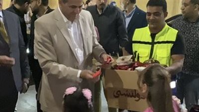 ورد وشوكولاتة وعيديات على أبواب الكنيسة.. رئيس مدينة الأقصر يُشارك الأقباط فرحة عيد القيامة المجيد