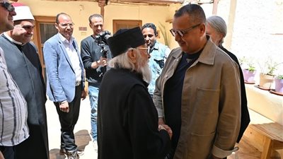 محافظ جنوب سيناء يزور دير سانت كاترين للتهنئة بعيد القيامة المجيد