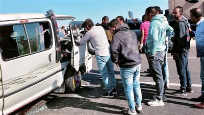 مصرع وإصابة 5 أشخاص في تصادم 3 سيارات بصحراوي البحيرة