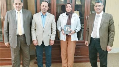 نفتخر بطلابنا المبدعين.. حقوق قنا تكرم طالبة لمشاركتها في معرض الكتاب 