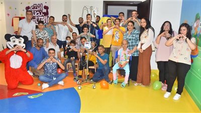 فرحة العيد.. شباب كنيسة أرمنت الحيط يزرعون البهجة في قلوب أطفال السرطان بالأقصر