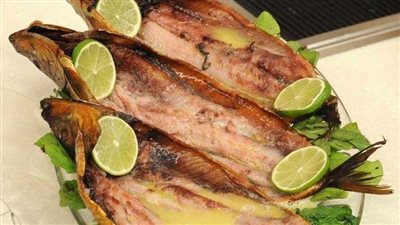 شم النسيم بطعم خاص في الأقصر| إقبال كبير من الأهالي وتاجر يكشف سر اختبار جودة الأسماك المدخنة والمملحة