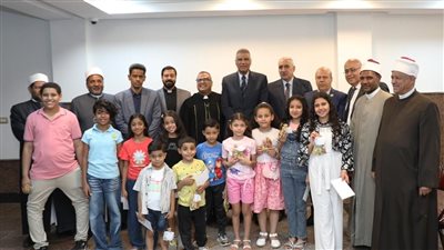 محافظ أسوان يوزع هدايا وعيديات على الأطفال بالكنائس بمناسبة عيد القيامة