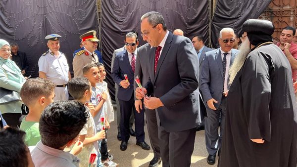 محافظ قنا يهنئ الأقباط