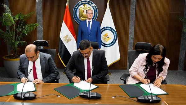 جانب من التوقيع