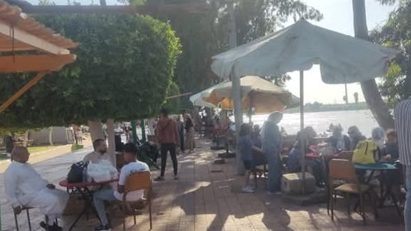 إقبال المواطنين علي