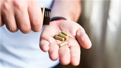 خبراء الصحة يحذرون: مكملات طبيعية شائعة لا تفيد الرجال في منتصف العمر 