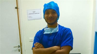 طبيب شاب يناشد الصحة والنقابة: أمعائي مثقوبة وأحماضها تأكل جلدي.. واستنزفت أموالي بعمليات دون جدوى