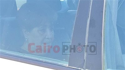 وصول الإعلامية سناء منصور إلى مسجد الشرطة بالشيخ زايد استعدادًا لأداء صلاة الجنازة على زوجها