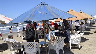 إقبال كبير من المواطنين على شواطئ بورسعيد للاحتفال بأعياد الربيع