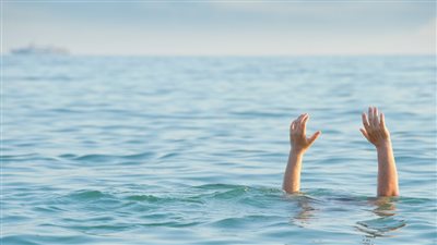 كان بيستحمى.. مصرع شاب غرقا في مياه النيل بالأقصر | بث مباشر