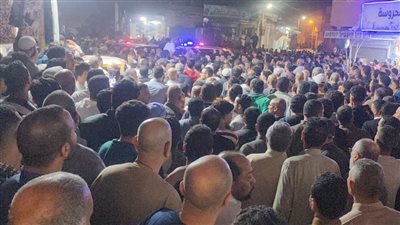 الآلاف يشيعون جثامين 5 ضحايا بحادث تصادم الطريق الصحراوي في البحيرة لمثواهم الأخير