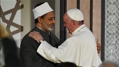 مصدر بالأزهر يرجح مشاركة الإمام الطيب في جنازة البابا فرنسيس بابا الفاتيكان
