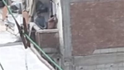 أب يعلق طفله من يده بشرفة عقار في الإسكندرية.. والقومي للطفولة: قدمنا بلاغا وجار التحقيق معه