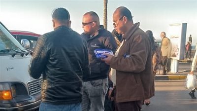 6500 ملصق.. نشر تعريفة الركوب الجديدة على سيارات الأجرة بالإسكندرية لمنع استغلال الركاب