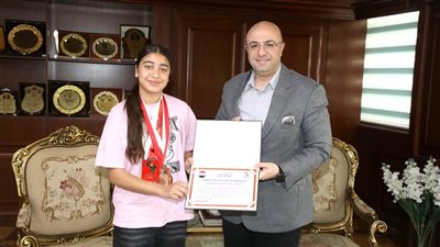 محافظ بني سويف يُهدي شهادة تقدير للاعبة سلاح الشيش للناشئين بالمنتخب لفوزها بميداليات ذهبية وبرونزية 