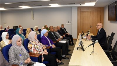 رئيس جامعة عين شمس يعقد اجتماعًا لمناقشة الاستعدادات لامتحانات نهاية العام 2025