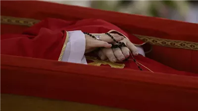 بعد ظهوره في نعش مفتوح| تعرف على تفاصيل مراسم جنازة البابا فرنسيس.. وهذا سبب كسر خاتم الصياد