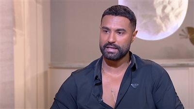 كريم فهمي: مراتي استحملت فترات صعبة معايا.. وأحمد أخويا أستاذي في الكتابة 