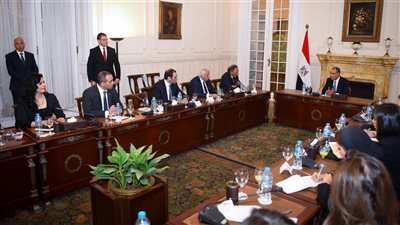 وزير الخارجية والهجرة يلتقي وفدا من غرفة التجارة الأمريكية بالقاهرة
