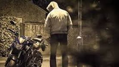 تفاصيل مصرع شخصين حاولا سرقة دراجة بخارية بالإكراه على يد الأهالي في سوهاج