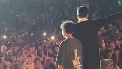 حمادة هلال يصطحب نجله على المسرح خلال حفله بنادي الشمس: عمل دور حلو في المداح ادعوله ربنا يوفقه