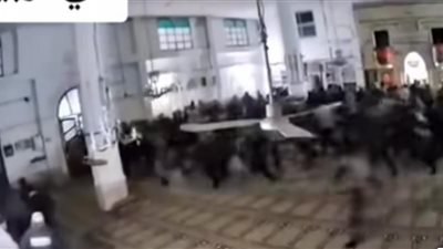 فيديو لـ حشود يتركون صلاة الجماعة خلال زلزال تركيا يثير جدل السوشيال ميديا 