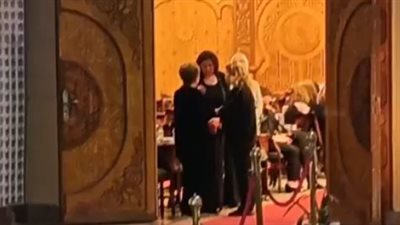 يسرا وهالة سرحان وإيناس الدغيدي يواسين الإعلامية سناء منصور في عزاء زوجها بمسجد الشرطة بالشيخ زايد| بث مباشر 