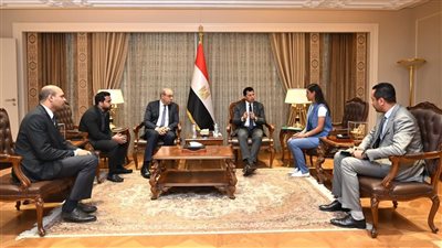 وزيرا الشباب والطيران يبحثان سبل دعم أبطال مصر في الإسكواش