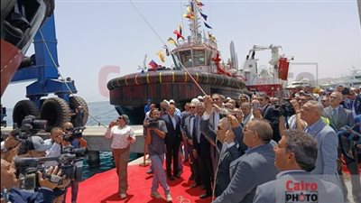 بحضور رئيس هيئة قناة السويس.. لحظة نزول القاطرتين عزم 1 و2 لمياه البحر | بث مباشر
