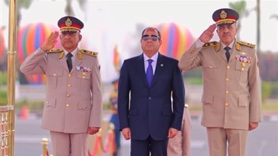 بذكرى تحرير سيناء.. الرئيس السيسي يضع إكليلا من الزهور على النصب التذكاري لشهداء القوات المسلحة