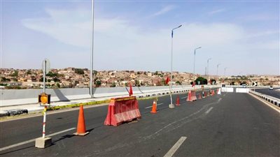 محافظ أسوان يتابع أعمال تركيب فواصل دائمة بمحور بديل خزان أسوان لتحقيق الأمان لمستخدمي الطريق