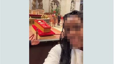 مشيعون يلتقطون سيلفي مع نعش البابا فرانسيس ويتسببون في غضب السوشيال ميديا