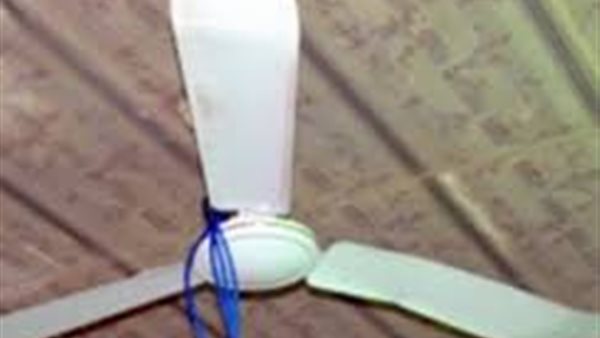 حبل يتدلى من مروحة