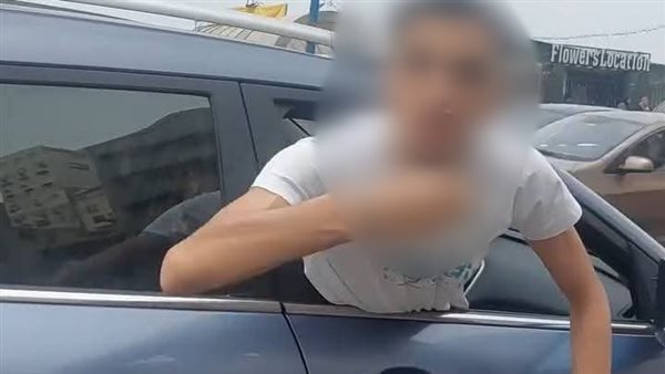  إهانة شابين بسيارة