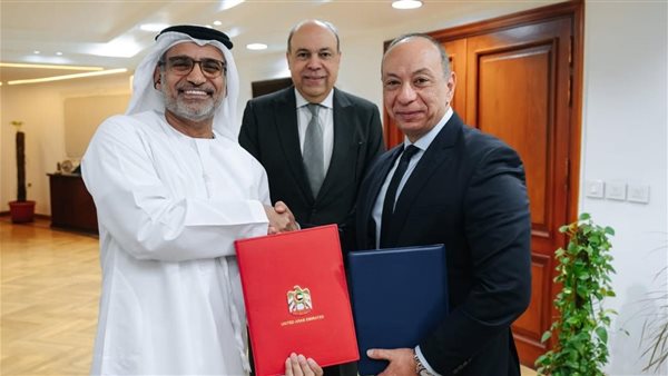 جانب من التوقيع