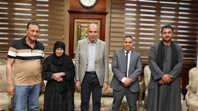 محافظ المنيا يستقبل مسنة تبرعت بقطعة أرض لبناء مستشفى 