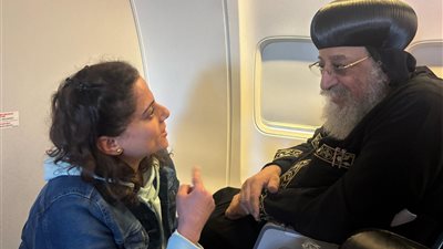 البابا تواضروس الثاني يجلس مع مجموعة من أبناء الكنيسة في الطائرة إلى بولندا | صور