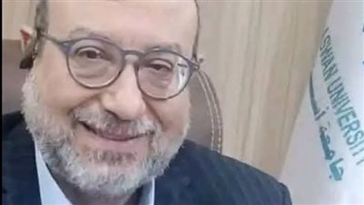 بعد نجاح العملية الجراحية.. رئيس جامعة أسوان يطمئن على المدير التنفيذي للمستشفيات الجامعية