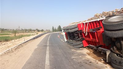 غلق جزئي لطريق البحر الأحمر ـ سوهاج بعد انقلاب تريلا | صور