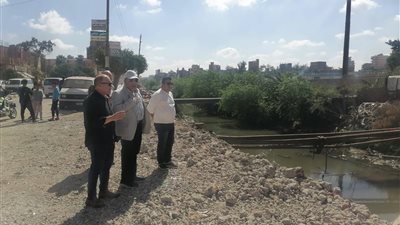 محافظ الدقهلية يتفقد معدية طلخا.. ويصدر قرارًا بإنشاء كوبري مشاة حديدي