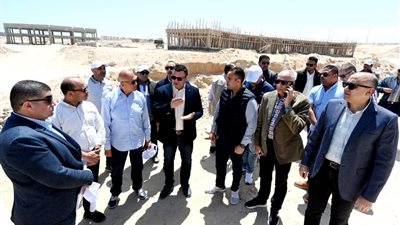 وزير الإسكان يتفقد أعمال رفع كفاءة طريق الازدواج وإنشاء سور منطقة الشانزلزيه وتطوير المداخل بمركز مارينا العلمين 