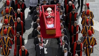 الوداع الأخير.. أكثر من 200 ألف شخص يُشيعون البابا فرنسيس في جنازة تاريخية