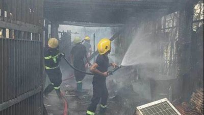 النار كلت البضاعة.. السيطرة على حريق مخزن تجاري في أسوان| بث مباشر