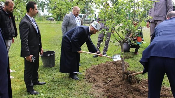 وزير الاوقاف يزرع