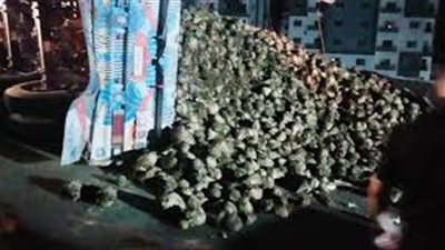 انقلاب سيارة محملة بالبطيخ في نفق الدائري اتجاه طريق الواحات